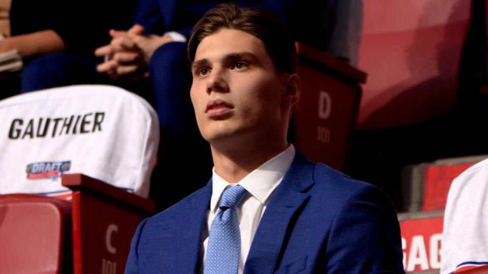 Juraj Slafkovský počas draftu NHL.