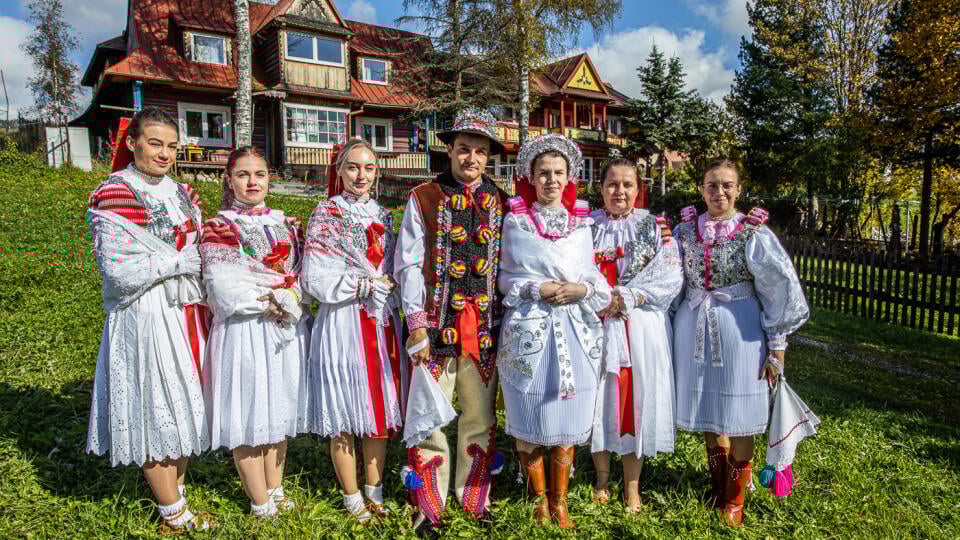 Na ohlášky môže prísť kto chce. Okrem rodiny, ktorá tu zvykne byť veľmi rozvetvená sú to kamarátky, susedia, spolužiaci, ale aj neznámi ľudia, ktorých tradície zaujímajú.