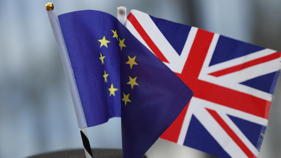 KK16 Brusel - Na snímke protestujúci s klobúkom a vlajkou Európskej únie a britskou vlajkou počas demonštrácie odporcov brexitu 17. októbra 2019 v Bruseli. Európska únia a Británia dosiahli dohodu o podmienkach vystúpenia Spojeného kráľovstva z Únie, ktorá ešte potrebuje ratifikáciu zo strany Európskeho parlamentu a britského parlamentu. FOTO TASR/AP
A protestor wears a hat with an EU and a Union flag as he participates in an anti-Brexit demonstration outside of an EU summit in Brussels, Thursda