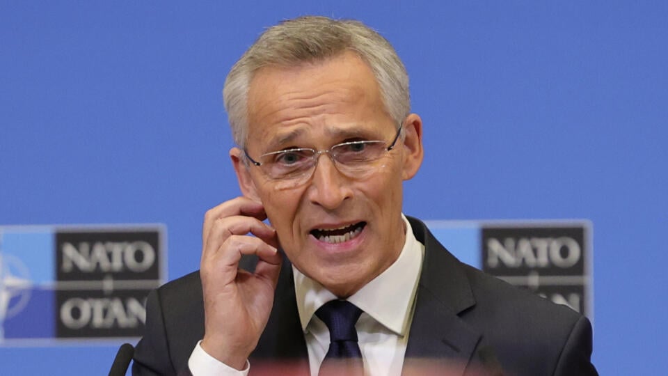 JB 21 Brusel - Generálny tajomník NATO Jens Stoltenberg rozpráva počas tlačovej konferencie v sídle NATO v Bruseli 16. novembra 2022. Dopad rakiet v poľskej obci Przewodów neďaleko hraníc s Ukrajinou, ku ktorému došlo v utorok, nebol podľa všetkého zámerným útokom. Severoatlantická aliancia nemá žiadne indície, že by sa Rusko chystalo napadnúť NATO. Uviedol to generálny tajomník NATO Jens Stoltenberg v stredu po mimoriadnom stretnutí veľvyslancov Aliancie v Bruseli, informuje spravodajca TASR. F
