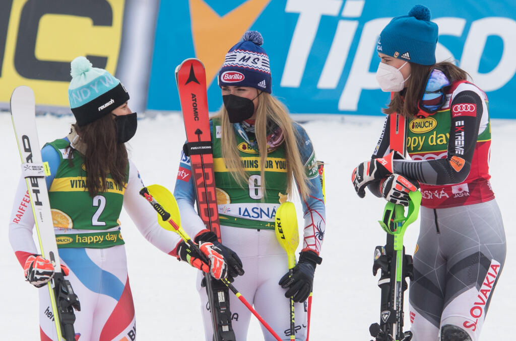 Petra Vlhová (vpravo) a Mikaela Shiffrinová (v strede) sú najväčšie rivalky v súčasnom lyžovaní.