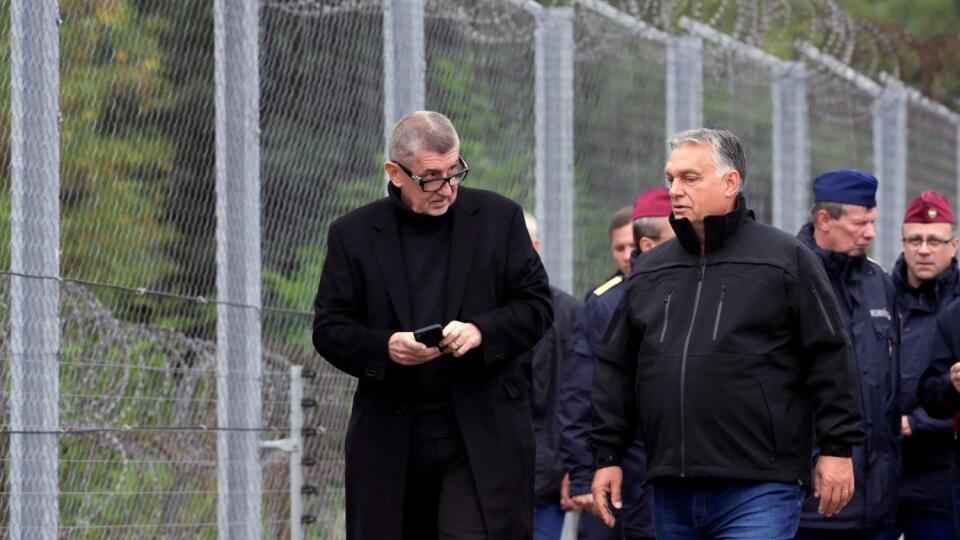 Maďarský premiér Viktor Orbán (vpravo) a český premiér Andrej Babiš počas hraničného úseku pri obci Röszke na maďarsko-srbských hraniciach