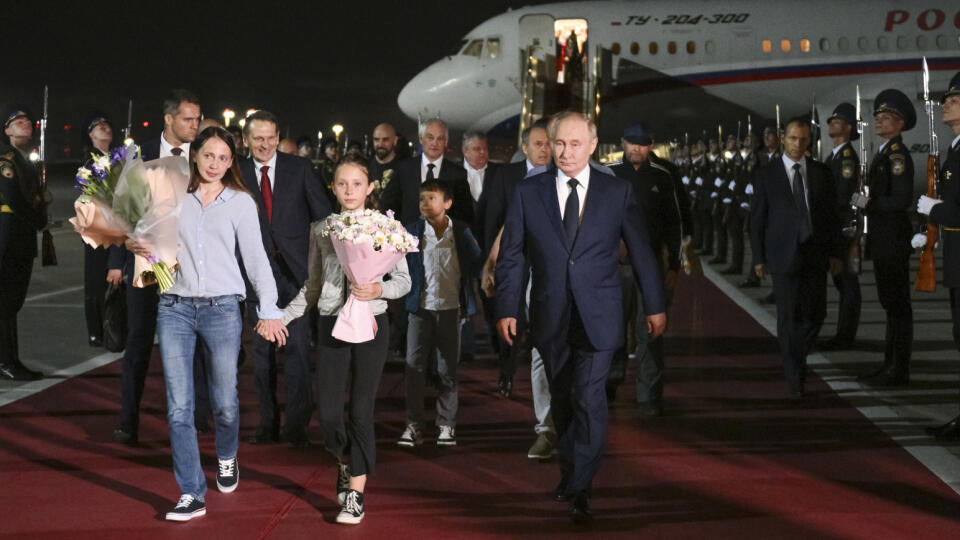 WA 69 Moskva - Ruský prezident Vladimir Putin (vpravo) privítal na letisku Vnukovo v Moskve Rusov, ktorých prepustili západné krajiny v rámci rozsiahlej výmeny väzňov vo štvrtok 1. augusta 2024. Rozsiahla výmena väzňov prebehla štvrtok v Ankare medzi Ruskom, Bieloruskom a Spojenými štátmi, Nemeckom, Poľskom, Slovinskom a Nórskom. Medzi prepustenými väzňami, ktorí sa vrátili do Ruska, je aj agent ruskej tajnej služby FSB Vadim Krasikov, ktorý bol v Nemecku odsúdený na doživotie za vraždu bývalého