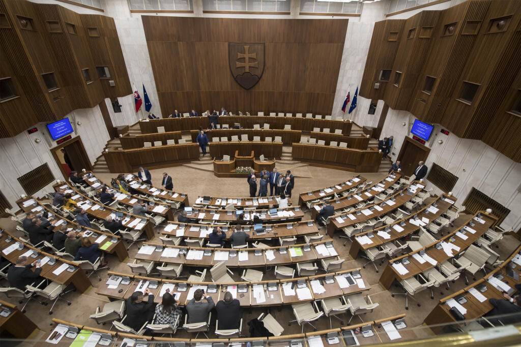 Rokovacia sála parlamentu SR. Na snímke vpravo prázdne miesta poslancov za stranu SMER-SD  počas 53. schôdze NR SR 3. decembra 2019 v Bratislave. FOTO TASR - Martin Baumann
