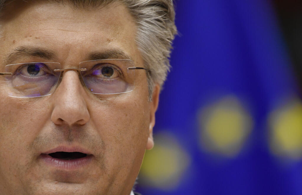 WA 6 Brusel - Chorvátsky premiér Andrej Plenkovič vystupuje počas plenárneho zasadnutia Európskeho parlamentu v Bruseli v stredu 22. júna 2022. FOTO TASR/AP




Croatia's Prime Minister Andrej Plenkovic addresses a plenary session at the European Parliament in Brussels, Wednesday, June 22, 2022. (AP Photo/Geert Vanden Wijngaert)