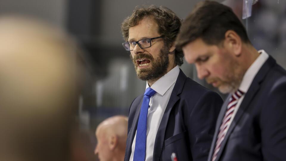 Na snímke asistenti trénera slovenskej hokejovej reprezentácie, zľava Michal Handzuš a Boris Žabka v prvom zápase na Kaufland Challenge 2021 v rámci prípravy na hokejové MS v Rige Slovensko - Lotyšsko v Piešťanoch 20. apríla 2021. FOTO TASR/SZĽH - Andrej Galica
