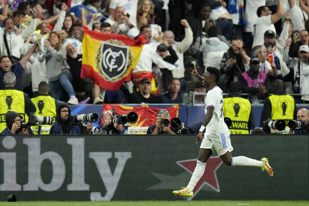 Súbojom Osasuny proti FC Sevilla odštartuje v piatok nová sezóna španielskej futbalovej La Ligy, ktorá opäť oživí tradičnú rivalitu obhajcu titulu Realu Madrid a jeho katalánskeho konkurenta FC Barcelona.