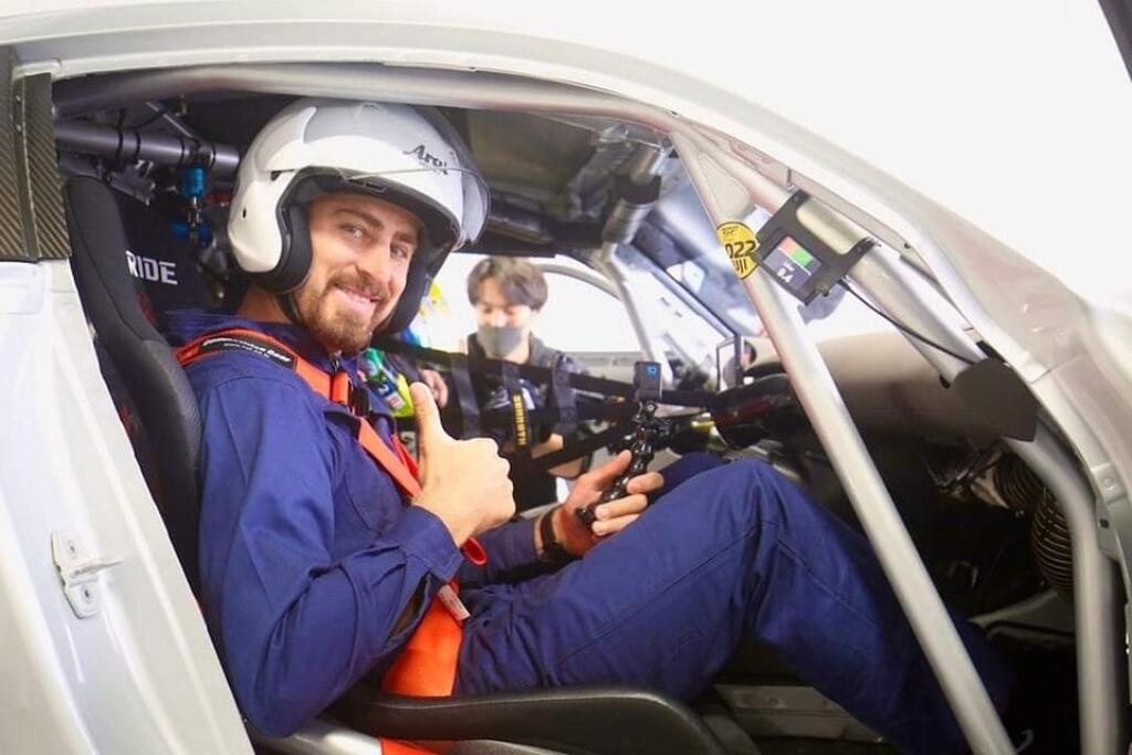 Sagan si v Japonsku vychutnal jazdu v luxusnom aute Mercedes AMG GT-R Pro. Cena bežného modelu je 250-tisíc eur, no upravený pretekársky model sa šplhá až na hranicu pol milióna eur.