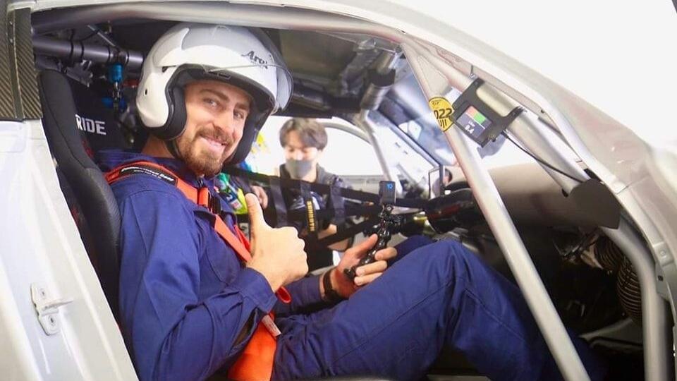 Sagan si v Japonsku vychutnal jazdu v luxusnom aute Mercedes AMG GT-R Pro. Cena bežného modelu je 250-tisíc eur, no upravený pretekársky model sa šplhá až na hranicu pol milióna eur.