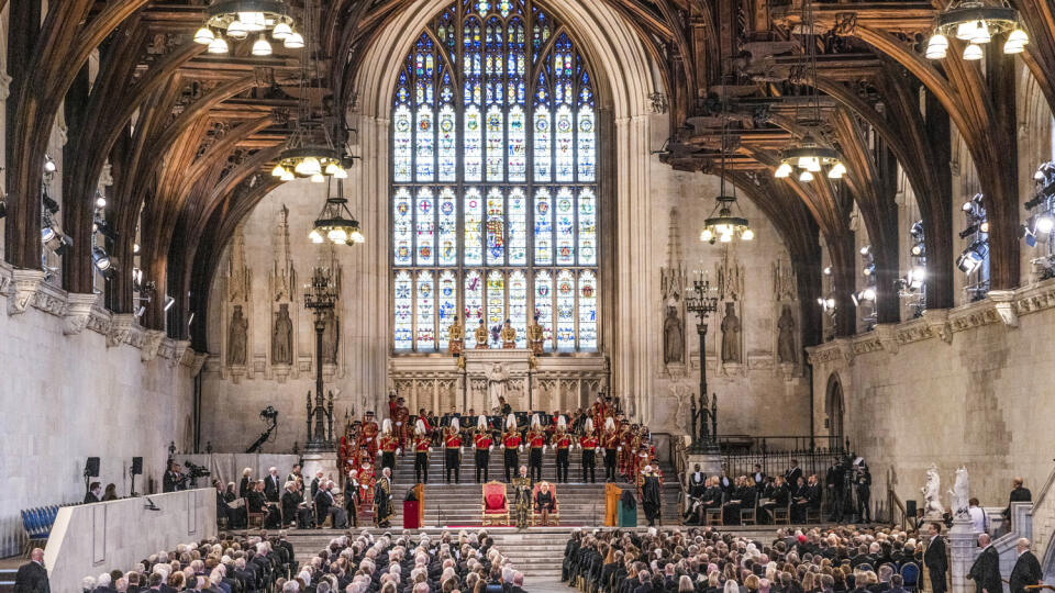 PREMIÉRA
Karol III. v historickej Westminsterskej sále, ktorá sa používa na slávnostné príležitosti. Po kondolenciách oboch komôr zákonodarného zboru sa už prítomným prihovoril ako kráľ.