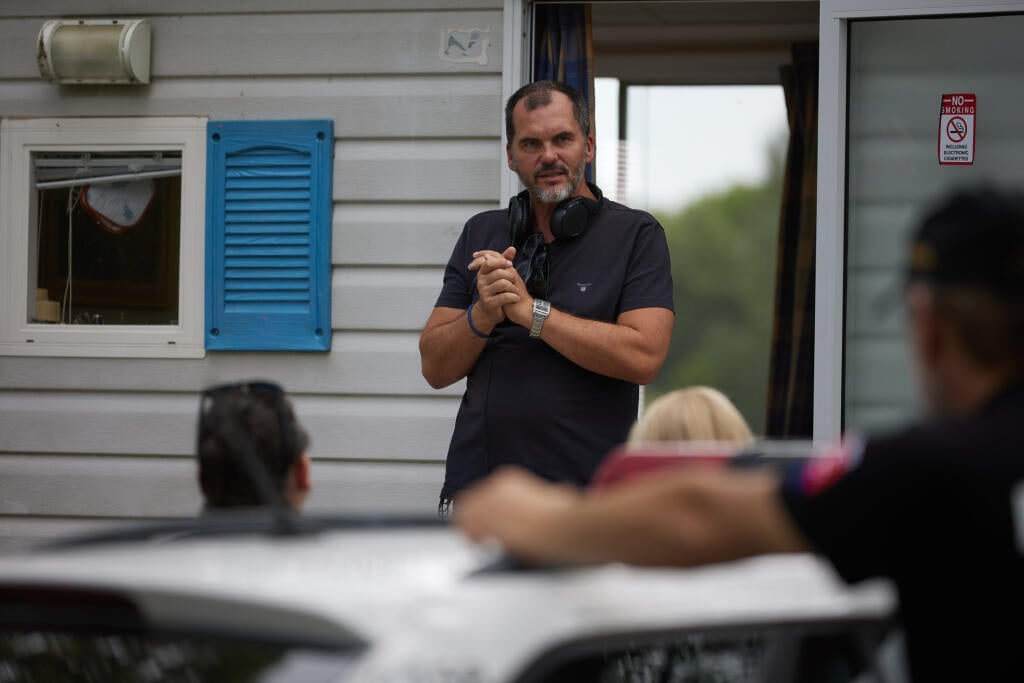Pohľad do zákulisia natáčania seriálu Vina. Nakrúcanie prebiehalo prevažne v exteriéroch, natáčalo na viac ako 70 miestach, pričom niektoré lokácie boli kombinované. Najdôležitejšie scény vznikali pri rieke Dunaj v rakúskom Hainburgu, kde tvorcovia našli skalu, ktorá v príbehu zohráva kľúčovú úlohu. Na fotografii je režisér Braňo Mišík.