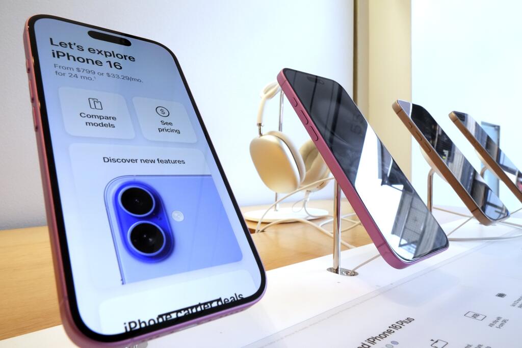 WA 13 archív Pittsburgh - Na archívnej snímke z 12. januára 2025 iPhony 16 sú vystavené v predajni spoločnosti Apple v Pittsburghu. Apple v 1. kvartáli prebiehajúceho finančného roka zvýšil celkové tržby o 4 %. Tržby z predaja iPhonov však sklamali očakávania trhu, keď ich predaj v Číne klesol o 11,1 %. FOTO TASR/AP


FILE - This is a display of iPhone 16s in an Apple Store in Pittsburgh on Jan. 12, 2025. (AP Photo/Gene J. Puskar, File)