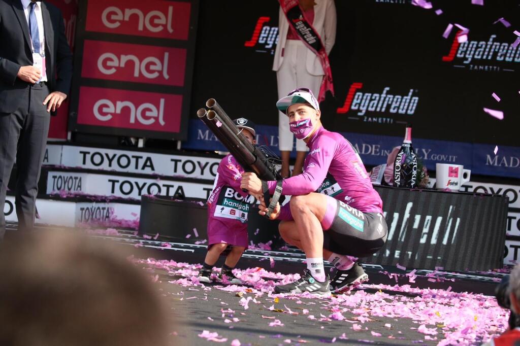 Peter Sagan oslavoval zisk cyklámenového dresu so svojím synčekom Marlonom, s ktorým sa dokonale zladil - obaja mali na sebe dres v rovnakých farbách.