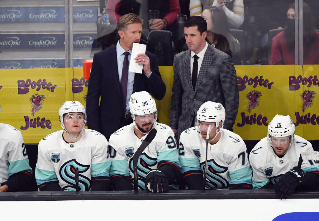 Tréner tímu Seattle Kraken Dave Hakstol a jeho asistent Paul McFarland.