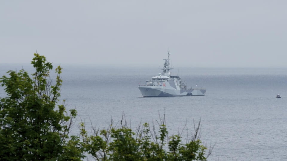 JB 44 St. Ives - Kráľovská námorná loď hliadkuje pri pobreží St. Ives na juhu Anglicka pred summitom G7, siedmich najvyspelejších krajín sveta 9. júna 2021. Summit lídrov priemyselne najvyspelejších krajín zo skupiny G7 sa uskutoční v britskom Cornwalle 11.- 13. júna. FOTO TASR/AP

A Royal Navy ship patrols in Carbis Bay, St. Ives, Cornwall, England, Wednesday, June 9, 2021. Security in the area is being tightened ahead of the upcoming G7 meeting taking place in Carbis Bay. G7 leaders and guests