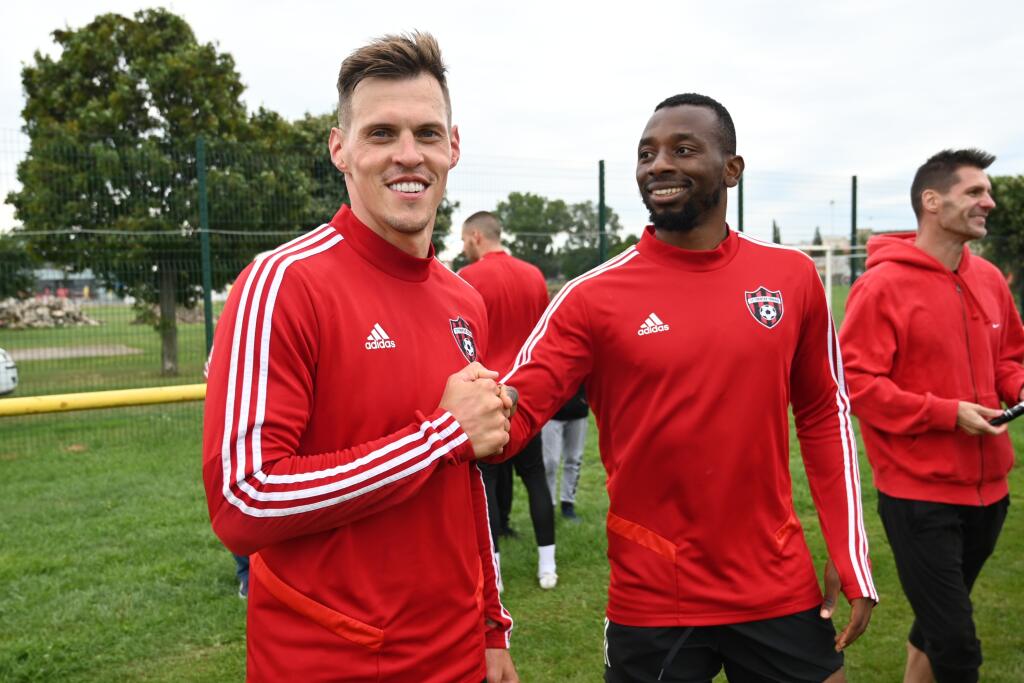 Na snímke zľava nová posila Spartaka Trnava Martin Škrtel a stopér Izuchukwu Anthony počas tréningu tímu FC Spartak Trnava v utorok 17. augusta 2021.
