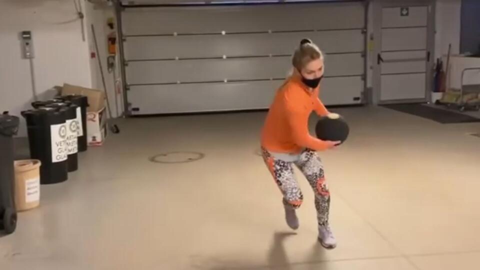 Mikaela Shiffrinová a jej príprava v garáži.