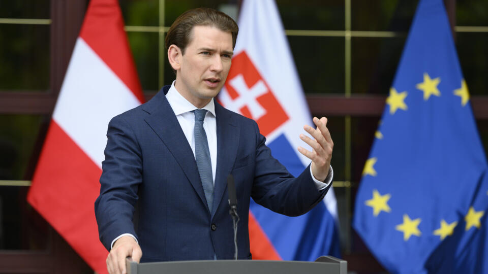 Na snímke rakúsky kancelár Sebastian Kurz počas tlačovej konferencie s predsedom vlády SR Eduardom Hegerom na nádvorí Divadla Aréna 15. júna 2021 v Bratislave. FOTO TASR - Pavel Neubauer