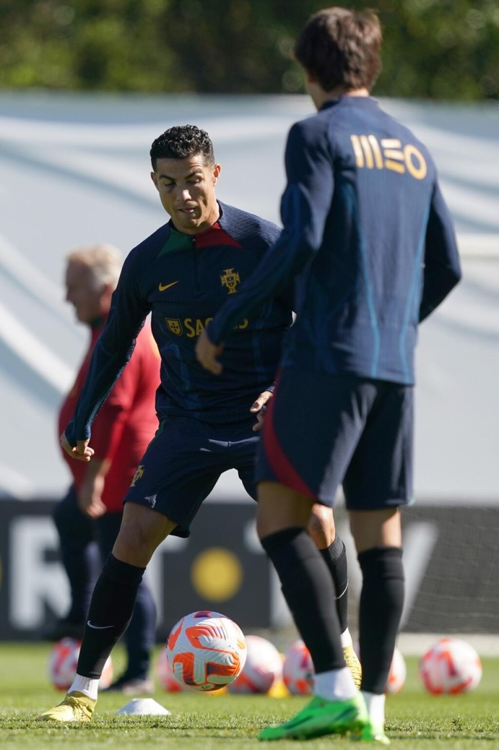 Portugalskí futbalisti odohrajú v utorok (27.9) rozhodujúci zápas o postup proti Španielsku