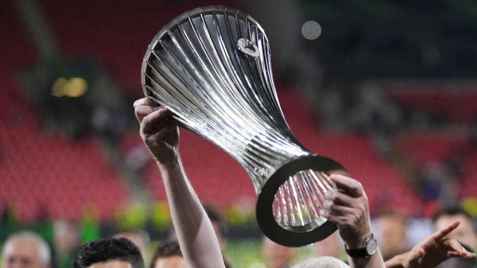 EBE 12 Praha - Na snímke tréner West Hamu David Moyes oslavuje s pohárovou trofejou po víťazstve vo finále Európskej konferenčnej ligy vo futbale AC Fiorentina - West Ham United (1:2) v stredu 7. júna 2023. FOTO TASR/AP
West Ham coach David Moyes celebrates with the trophy after winning the Europa Conference League final soccer match between Fiorentina and West Ham at the Eden Arena in Prague, Wednesday, June 7, 2023. West Ham won 2-1. (AP Photo/Petr David Josek)