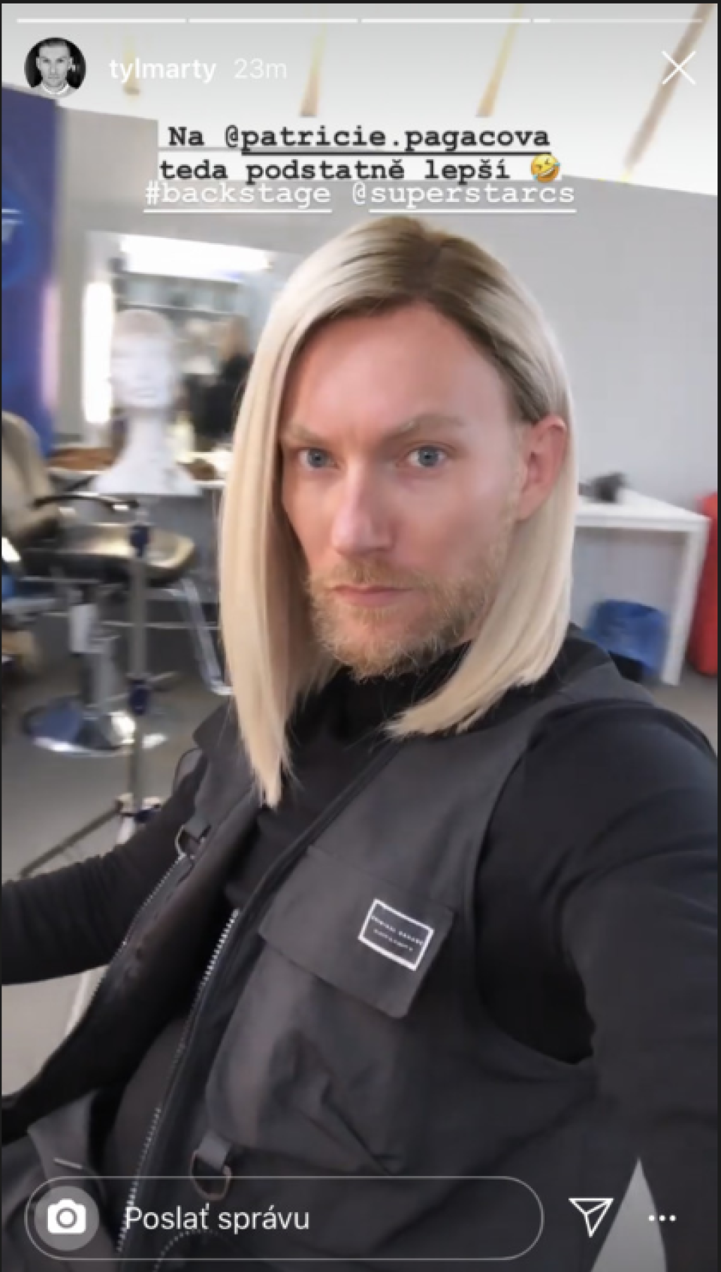 Za premenou stál Martin Tyl, ktorý si parochňu vyskúšal.