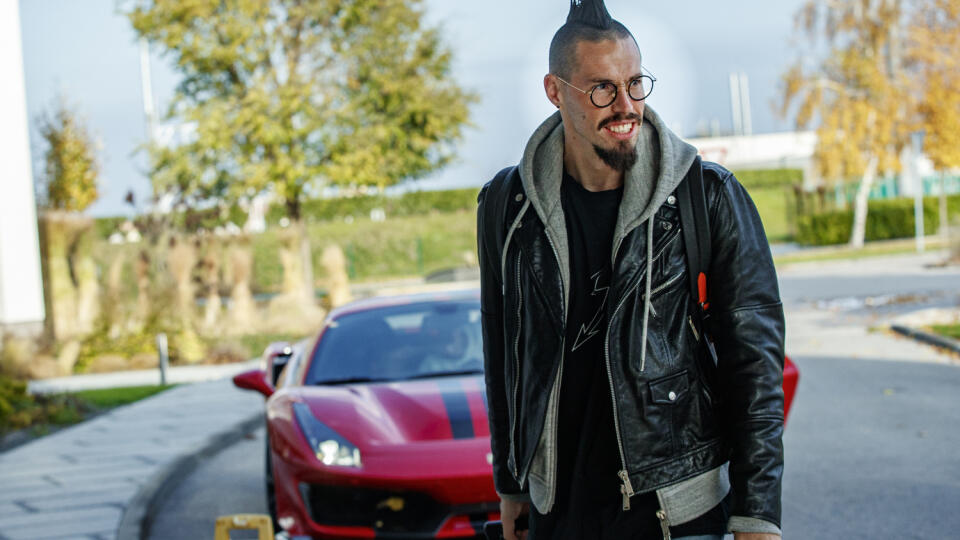 Marek Hamšík je známy tým, že miluje luxusné autá a neraz spôsobil po svojom príchode na reprezentačný zraz najväčšiu pozornosť.