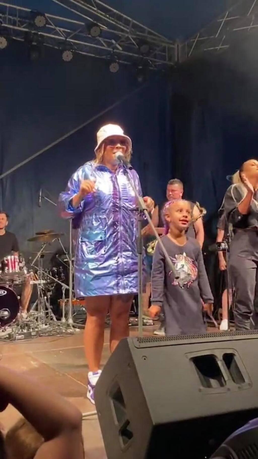 Júl 2021: Tina zvolila na koncert striebornú bundu.