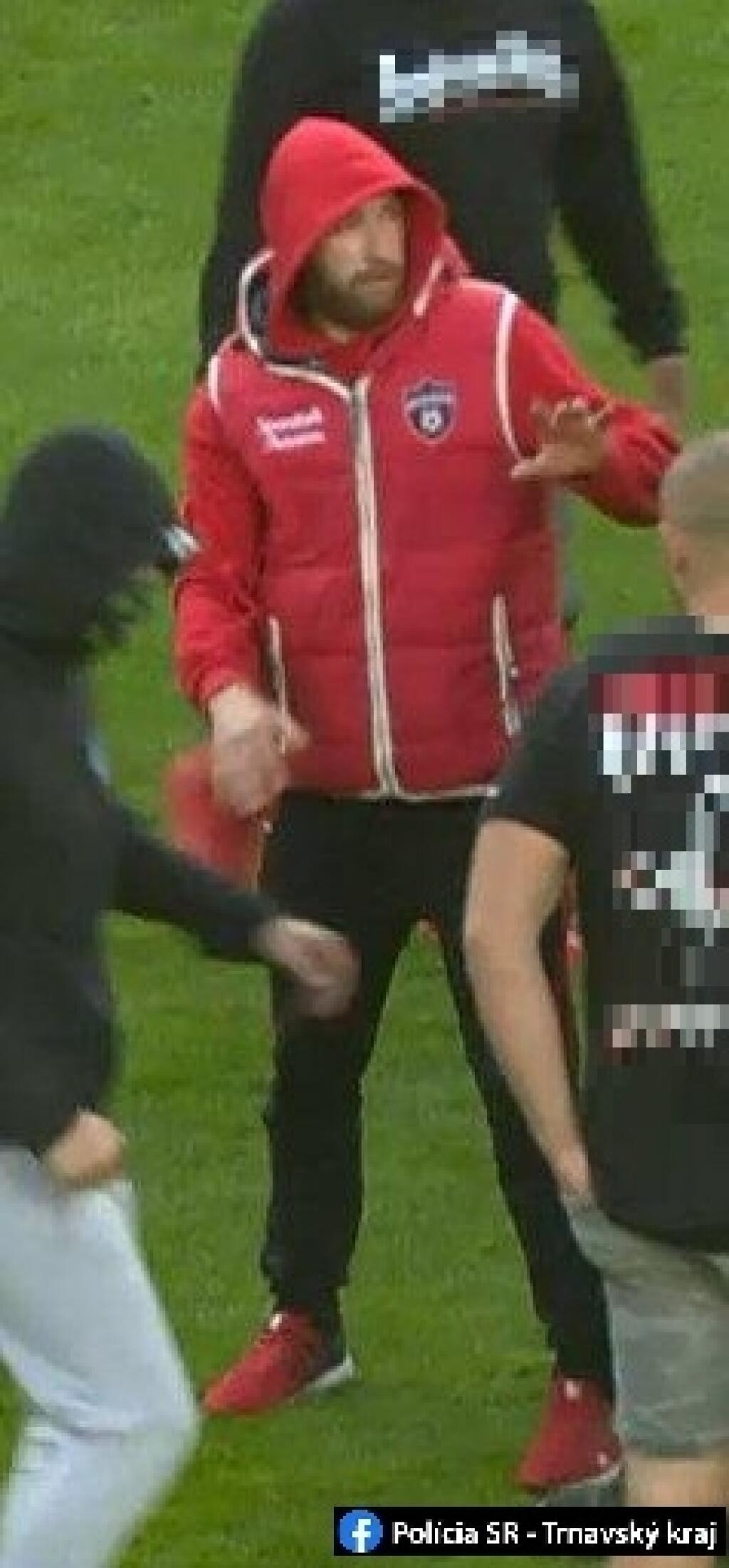Toto sú chuligáni, ktorí sa bili na hracej ploche štadióna Spartaka Trnava a Polícia žiada o pomoc pri ich stotožnení.