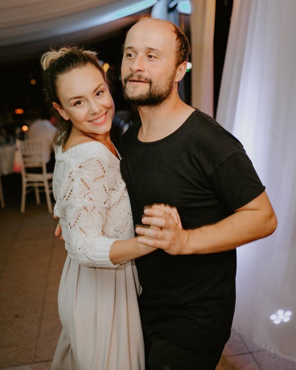 Na svojom partnerovi hercovi Danielovi Fischerovi si váži jeho pracovitosť, poctivosť, talent. Jeho láska k ich dcérke Maii je však najviac.