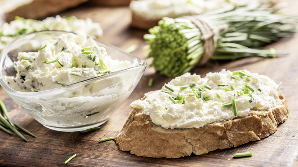 A,Bowl,Of,Homemade,Cream,Cheese,Spread,With,Chopped,Chives