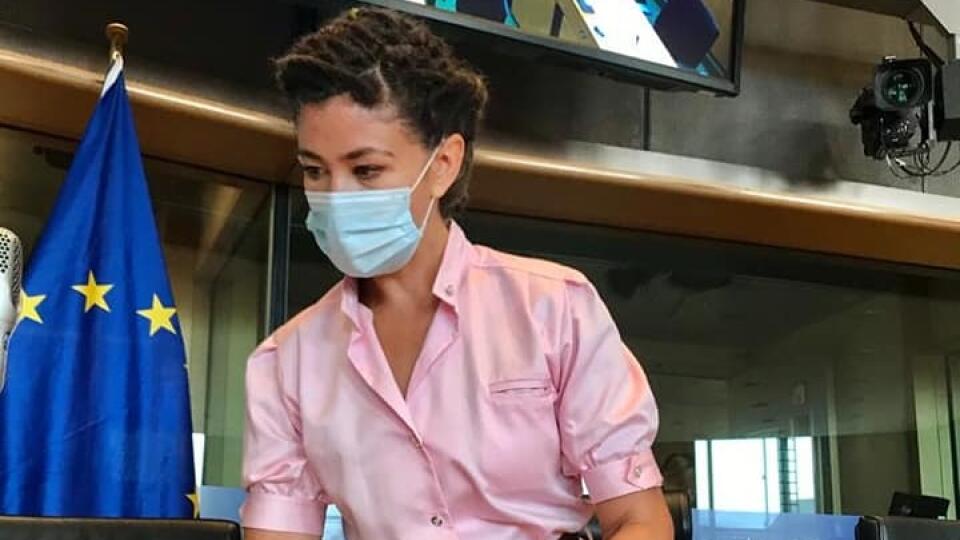 Europoslankyňa Lucia Ďuriš Nicholsonová sa vyparádila do šiat, ktoré majú približne 50 rokov!