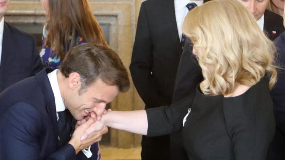 Prezidentka Zuzana Čaputová nás reprezentovala na samite NATO v Madride. Na snímke jej bozkáva ruku francúzsky prezident Emmanuel Macron.