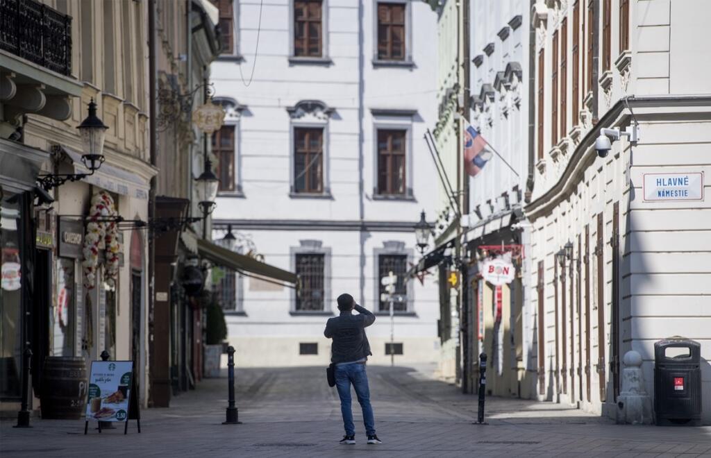 SR Bratislava Koronavís Ulice Prázdne BAX