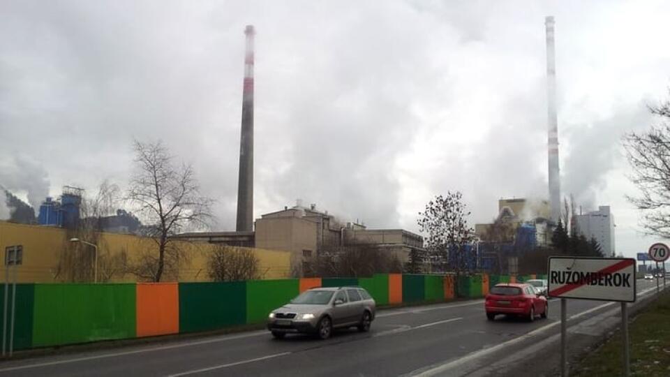 Papierne sú príliš blízko bytoviek. Ľuďom prekáža dym, vodná para a zápach.