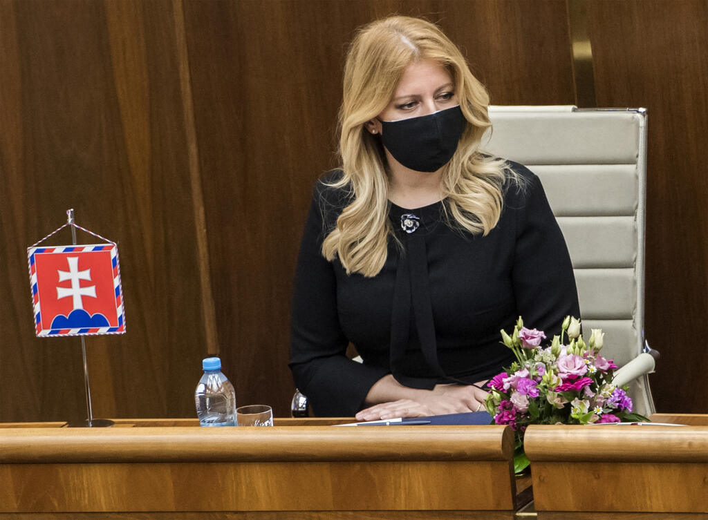 V stredu 13. mája 2020 si prezidentka SR Zuzana Čaputová prišla na zasadnutie parlamentu vypočuť správu o činnosti verejného ochrancu práv za minulý rok. Na snímke prezidentka SR Zuzana Čaputová počúva verejnú ochrankyňu práv Máriu Patakyovú (nie je na snímke), ktorá vystúpila v sále parlamentu, aby informovala o činnosti verejného ochrancu práv za rok 2019. FOTO TASR - Martin Baumann