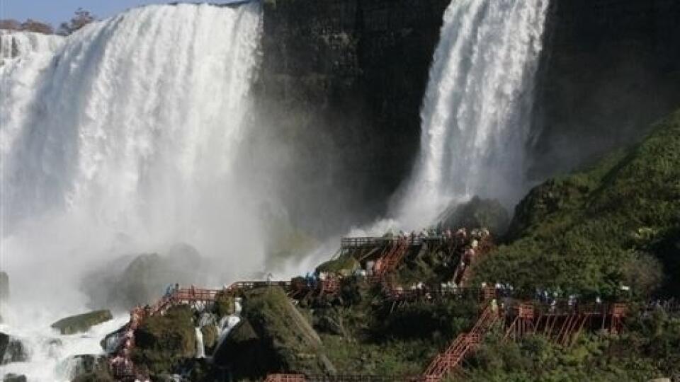 Muž skočil d Niagarských vodopádů.