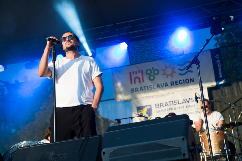 Koncert pod hradom Devín. Na snímke Juraj Podmanický, spevák skupiny Billy Barman.