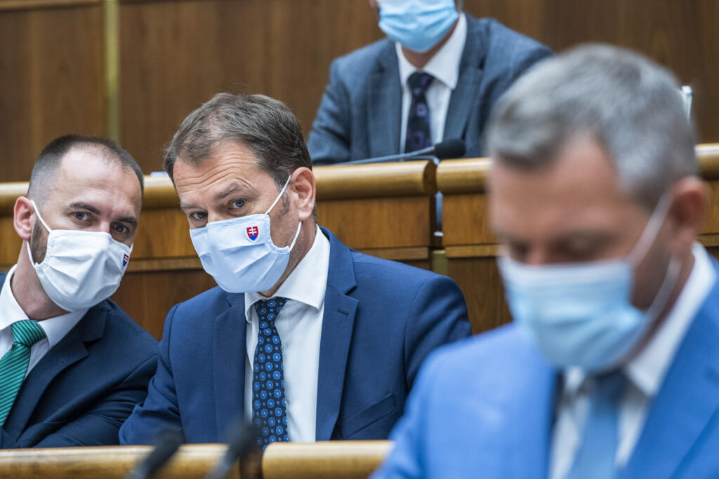 Na snímke zľava predseda poslaneckého klubu a poslanec NRSR za OĽaNO Michal Šipoš, podpredseda vlády a minister financií SR Igor Matovič (OĽaNO) a poslanec NRSR Peter Pellegrini (nezaradený) počas rokovania mimoriadnej 34. schôdze NRSR v Bratislave 30. júna 2021. Minister financií Igor Matovič (OĽANO) čelí odvolávaniu z funkcie. FOTO TASR - Jaroslav Novák
