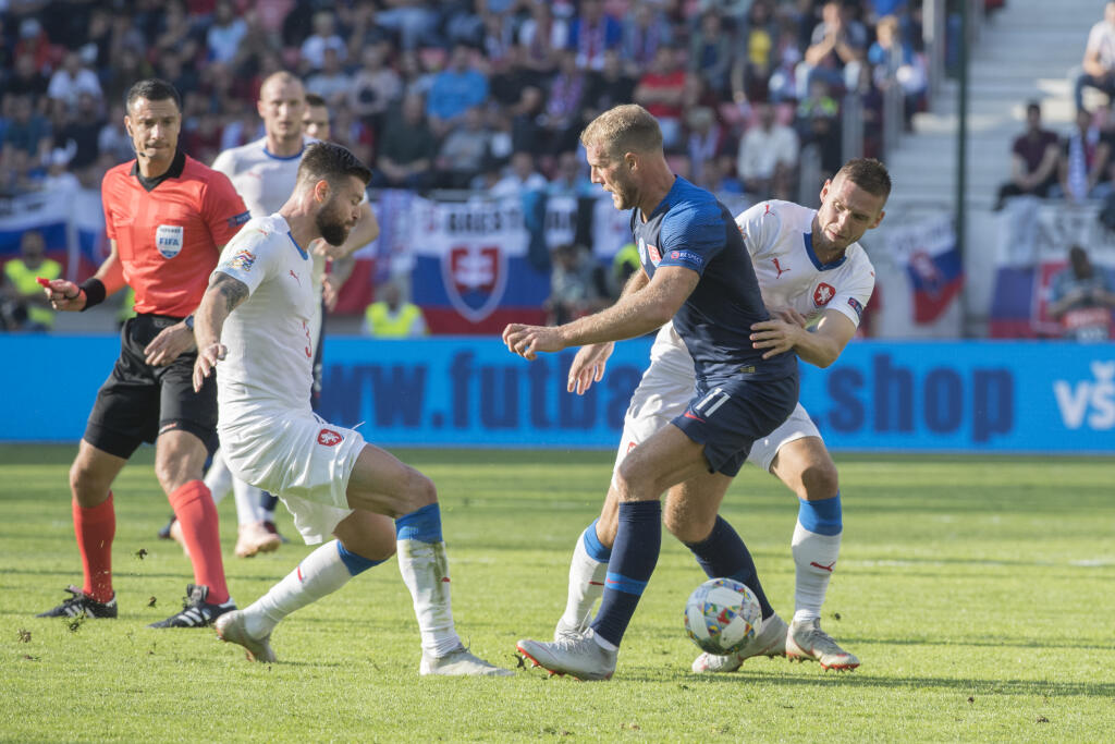 Takto to vyzeralo na trávniku a na tribúnach počas zápasu Slovensko - Česko.
