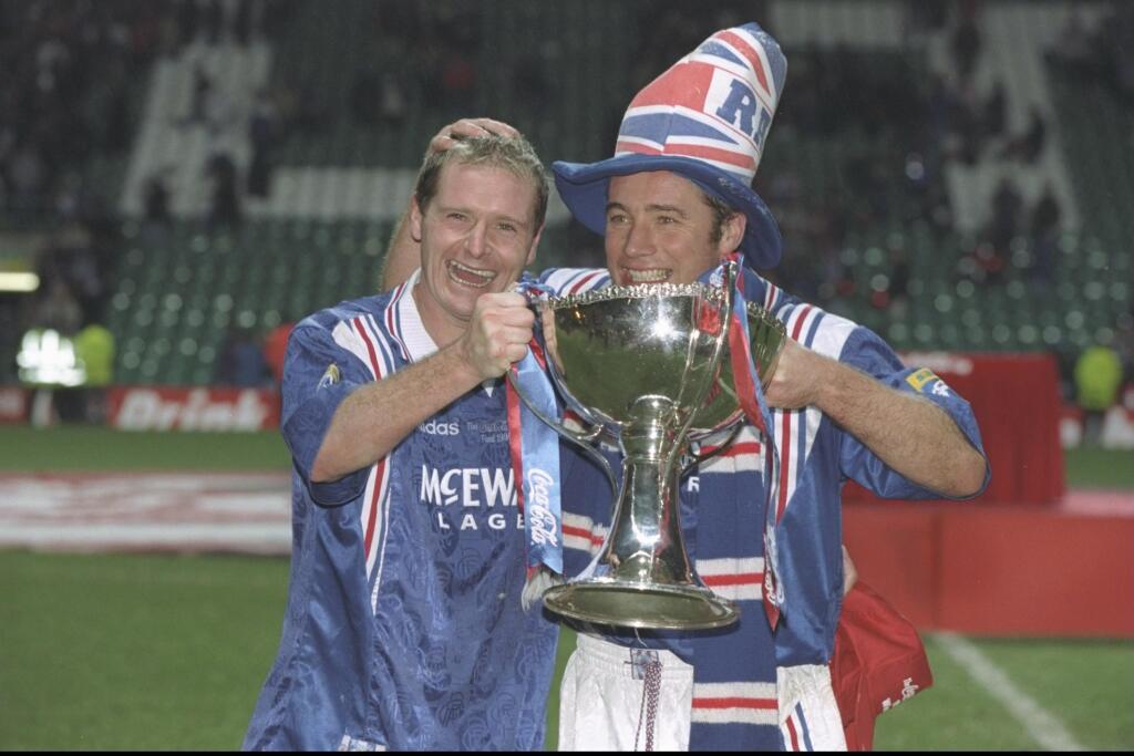 Paul Gascoigne bol svojho času jeden z najúspešnejších futbalistov. Angličan hral za kluby ako Tottenham Hotspur a Newcastle United. Zaplietol sa však do drog a alkoholu, ktoré ovplyvnili jeho zdavie a bohatstvo. Momentálne dlží okolo 32-tisíc libier.