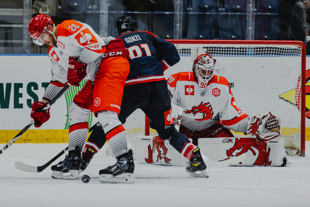 Na snímke Jakub Sukeľ (Slovan) a Ondřej Kacetl (Třinec) počas zápasu F skupiny Champions hockey league medzi HC Slovan Bratislava a Oceláři Třinec.