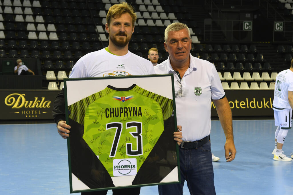 Na snímke vpravo majiteľ Tatranu Prešov Miloslav Chmeliar a vľavo Igor Čuprina, ktorý sa lúči s Prešovom v treťom zápase finále play off Niké Handball Extraligy mužov v hádzanej Tatran Prešov – MŠK Považská Bystrica.