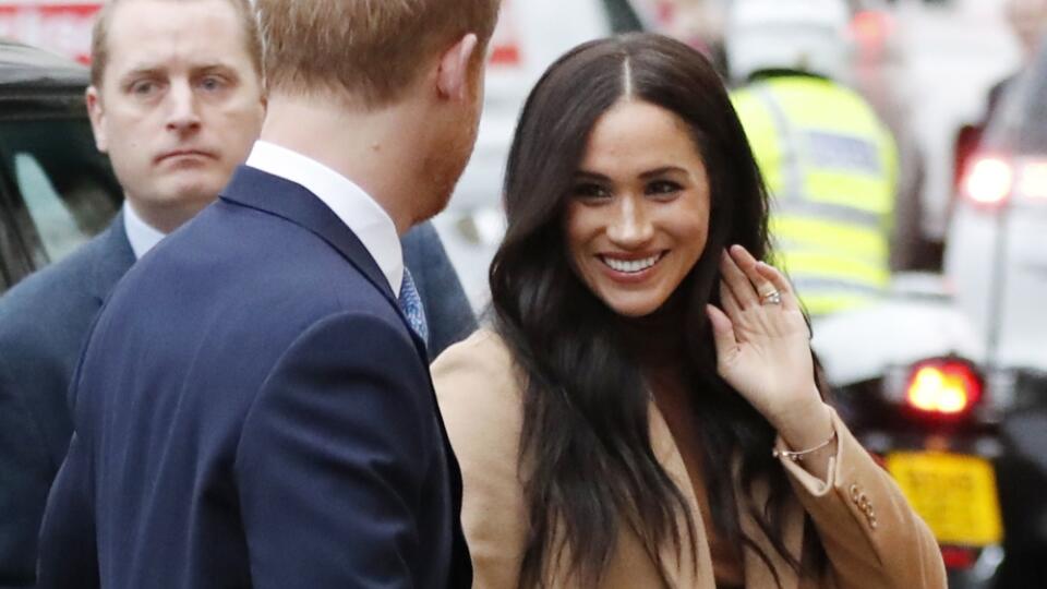 Prvé kráľovské povinnosti Meghan a princa Harryho v tomto roku. Spoločne navštívili Kanadský dom v Londýne. Práve v Kanade trávili ako rodina vianočné sviatky. Reč tela vojvodkyne a vojvodu zo Sussexu naznačovala, že sú si oporou.