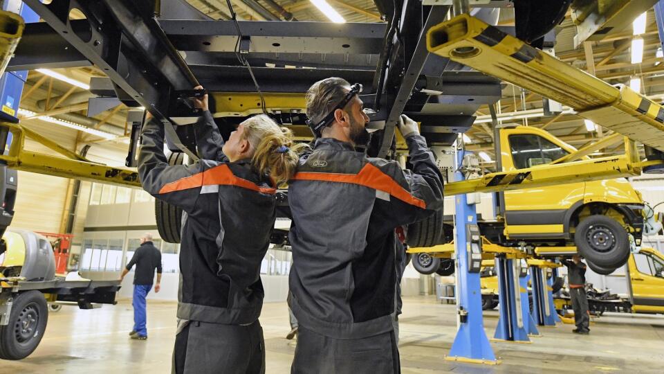 Pracovníci montujú nový elektrický dodávkový automobil v závode automobilky Ford v nemeckom Kolíne nad Rýnom.