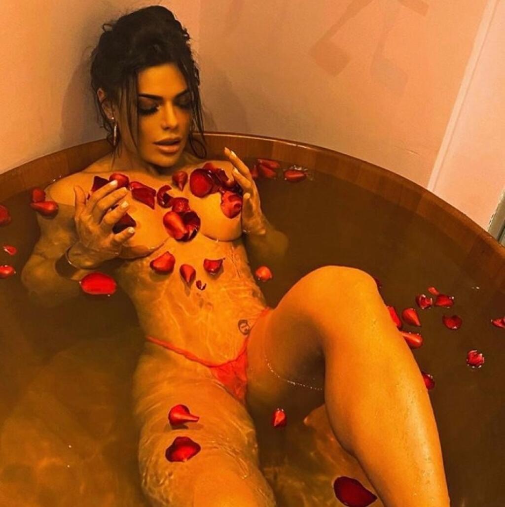 Sexi modelka a najhorúcejšia futbalová fanúšička Suzy Cortez (30) svojimi fotkami rada dráždi. Veľké prsia a namakaný zadok rada vystavuje.