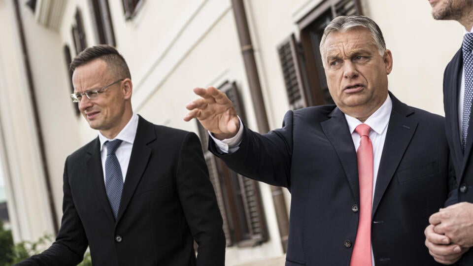 Na snímke maďarský premiér Viktor Orbán (druhý zľava), slovenský premiér Igor Matovič (druhý sprava) a maďarský minister zahraničných vecí Péter Szijjártó (vľavo) počas stretnutia 12. júna 2020 v Budapešti. FOTO TASR/DUNA/MTI - Kancelária premiéra
In this handout photo provided by the Hungarian Prime Minister's Press Office Hungarian Prime Minister Viktor Orban (2-L) receives Igor Matovic Slovakia's Prime Minister (2-R) in the Carmelite Monastery in Budapest, Hungary, 12 June 202