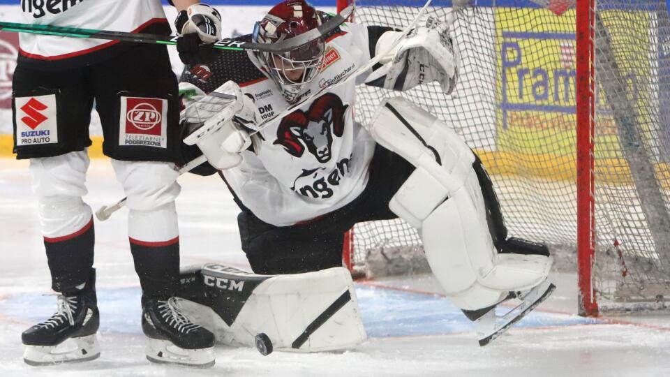 Na snímke brankár Banskej Bystrice Jakub Sedláček počas zápasu 24. kola Tipos extraligy HC '05 Banská Bystrica - HK Dukla INGEMA Michalovce v Banskej Bystrici v piatok 9. decembra 2022. FOTO TASR - Ján Krošlák