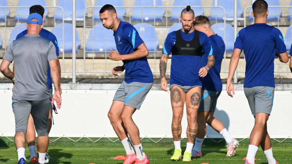 Na snímke zľava hráči slovenskej futbalovej reprezentácie Ivan Schranz a Marek Hamšík počas tréningu pred zápasom kvalifikácie na majstrovstvá sveta 2022 vo futbale Slovensko – Cyprus v Senci 6. septembra 2021. FOTO TASR - Lukáš Grinaj