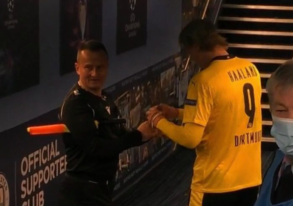 Rumunský futbalový rozhodca Octavian Sovre vysvetlil, prečo si v hráčskom tuneli po zápase štvrťfinále Ligy majstrov Manchester City - Borussia Dortmund (2:1) vypýtal podpisy od nórskeho kanoniera Erlinga Brauta Haalanda.