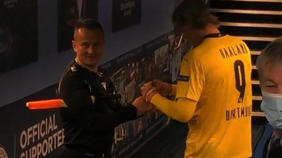 Rumunský futbalový rozhodca Octavian Sovre vysvetlil, prečo si v hráčskom tuneli po zápase štvrťfinále Ligy majstrov Manchester City - Borussia Dortmund (2:1) vypýtal podpisy od nórskeho kanoniera Erlinga Brauta Haalanda.